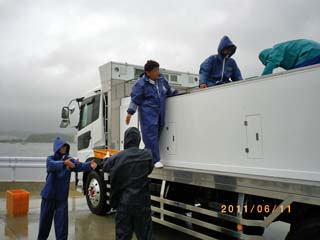 活魚車から稚魚を降ろす