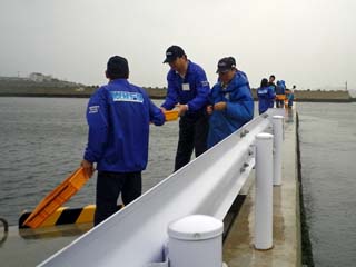 稚魚を想う気持ちで大事に運ぶ